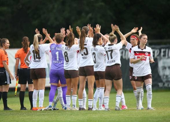 16.08.2026, xcex, GER, Hamburg, Adolf-Jaeger-Kampfbahn, Frauenfussball, Regionalliga, 2. Frauen-Bundesliga, DFB-Pokal Frauen, Saison 2026 2027, Playoffs, FC St. Pauli - SV Meppen, Team St. Pauli, Abklatschen, Einlaufen DFL regulations prohibit any use of photographs as image sequences and or quasi-video *** August 16, 2026, xcex, GER, Hamburg, Adolf Jaeger Kampfbahn, Women s Soccer, Regionalliga, Women s 2nd Bundesliga, DFB Women s Cup, 2026–2027 Season, Playoffs, FC St. Pauli vs. SV Meppen, Team St. Pauli, High-fives, Warm-up. DFL regulations prohibit any use of photographs as image sequences and or quasi-video.