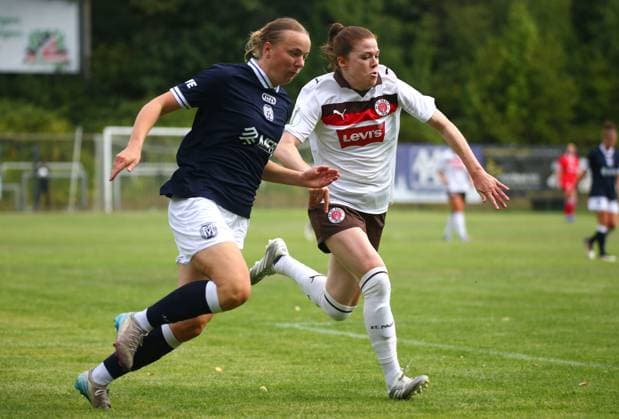 16.08.2026, xcex, GER, Hamburg, Adolf-Jaeger-Kampfbahn, Frauenfussball, Regionalliga, 2. Frauen-Bundesliga, DFB-Pokal Frauen, Saison 2026 2027, Playoffs, FC St. Pauli - SV Meppen, Bente Marie Bode (SVM) gegen Phine Ebert (FCSP) DFL regulations prohibit any use of photographs as image sequences and or quasi-video *** August 16, 2026, xcex, GER, Hamburg, Adolf Jaeger Kampfbahn, Women s Soccer, Regionalliga, Women s 2nd Bundesliga, DFB Women s Cup, 2026–2027 Season, Playoffs, FC St. Pauli vs. SV Meppen, Bente Marie Bode (SVM) vs. Phine Ebert (FCSP). DFL regulations prohibit any use of photographs as image sequences and or quasi-video.