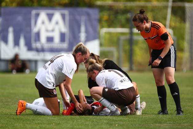 16.08.2026, xcex, GER, Hamburg, Adolf-Jaeger-Kampfbahn, Frauenfussball, Regionalliga, 2. Frauen-Bundesliga, DFB-Pokal Frauen, Saison 2026 2027, Playoffs, FC St. Pauli - SV Meppen, Jette Schulz (FCSP) muss verletzt das Spielfeld verlassen, Verletzungspause, Unterbrechung, muss behandelt werden, Behandlung DFL regulations prohibit any use of photographs as image sequences and or quasi-video *** August 16, 2026, xcex, GER, Hamburg, Adolf Jaeger Kampfbahn, Women s Soccer, Regionalliga, Women s 2nd Bundesliga, DFB Women s Cup, 2026–2027 Season, Playoffs, FC St. Pauli vs. SV Meppen, Jette Schulz (FCSP) has to leave the field due to injury, injury timeout, interruption, needs treatment, treatment. DFL regulations prohibit any use of photographs as image sequences and or quasi-video.