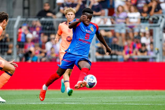 Metinho (FC Basel, 05) am Ball , Schweiz, Fussball, Testspiel, 2026 2027, FC Basel vs. FC Barcelona, Barca 16.08.2026, Basel Sankt Jakob Park Schweiz *** Metinho FC Basel, 05 am Ball, Switzerland, Soccer, Friendly Match, 2026–2027, FC Basel vs. FC Barcelona, August 16, 2026, Basel, St. Jakob Park, Switzerland Copyright: xGrantxHubbsx