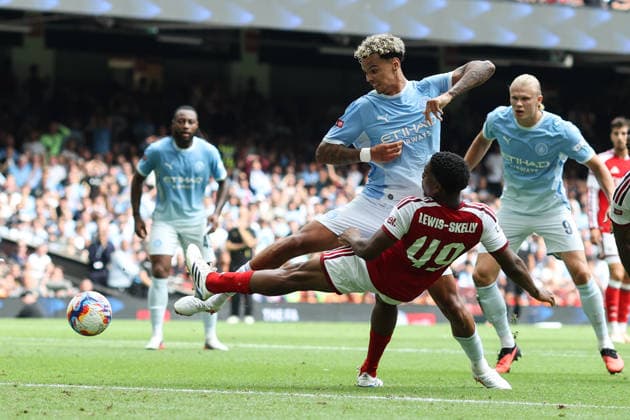 Community Shield 2026 16 August 2026, Cardiff - Community Shield 2026 Football - Arsenal v Manchester City - Myles Lewis-Skelly of Arsenal blocks a shot from Nico O Reilly of Manchester City - Photo: Charlotte Wilson Offside. Cardiff UK *** Community Shield 2026 16. August 2026, Cardiff Community Shield 2026 Fußball Arsenal gegen Manchester City Myles Lewis Skelly von Arsenal blockt einen Schuss von Nico O’Reilly von Manchester City Foto: Charlotte Wilson Abseits Cardiff, Großbritannien  Copyright: xCharlottexWilsonx xOffsidexOffside