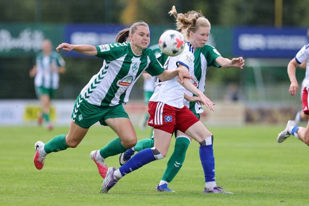 v.li.: Lilli Purtscheller (SV Werder Bremen, 7) und Jaqueline Dönges (Hamburger SV, HSV, 21) im Zweikampf, Duell, Dynamik, Aktion, Action, Spielszene, 16.08.2026, Rotenburg (Wümme) (Deutschland), Fussball, Testspiel Frauen, SV Werder Bremen - Hamburger SV *** From left: Lilli Purtscheller (SV Werder Bremen), 7, and Jaqueline Dönges (Hamburger SV, HSV), 21, in a one-on-one battle, duel, dynamic play, action, game scene, August 16, 2026, Rotenburg Wümme, Germany, soccer, women’s friendly match, SV Werder Bremen vs. Hamburger SV xobx