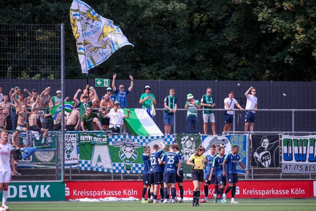 16.08.2026, xsefx, Fußball, 1.FC Köln II U21, U 21 - FC Gütersloh, Regionalliga West, Franz-Kremer-Stadion, 3. Spieltag, Saison 2026 2027: Torjubel nach dem Tor zum 3:0 durch Torschütze Julius Langfeld (FC Gütersloh 10) zusammen mit der Mannschaft vor den mitgereisten Fans DFB regulations prohibit any use of photographs as image sequences and or quasi-video. Nordrhein-Westfalen Deutschland *** August 16, 2026, xsefx, Soccer, 1. FC Köln II vs. U21 FC Gütersloh, Regionalliga West, Franz Kremer Stadium, Matchday 3, 2026–2027 Season: Goal celebration after the 3–0 goal by Julius Langfeld (FC Gütersloh 10) together with the team in front of the traveling fans. DFB regulations prohibit any use of photographs as image sequences and or quasi-video. North Rhine-Westphalia, Germany