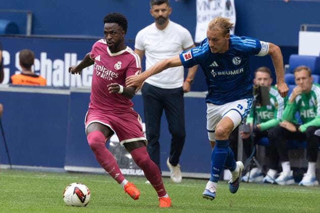 Gelsenkirchen, Germany, 16.08.26, Vinicius Junior (Real Madrid) und Timo Becker (FC Schalke 04) im Zweikampf waehrend des Testspiels zwischen FC Schalke 04 - Real Madrid in der Veltins Arena in Gelsenkirchen. (Photo by Joachim Bywaletz) DFB DFL REGULATIONS PROHIBIT ANY USE OF PHOTOGRAPHS AS IMAGE SEQUENCES AND OR QUASI-VIDEO. *** Gelsenkirchen, Germany, August 16, 2026, Vinicius Junior of Real Madrid and Timo Becker of FC Schalke 04 in a duel during the friendly match between FC Schalke 04 and Real Madrid at the Veltins Arena in Gelsenkirchen. Photo by Joachim Bywaletz. DFB and DFL regulations prohibit any use of photographs as IMAGE SEQUENCES AND OR QUASI-VIDEO Copyright: JoachimxBywaletz xJB-Sportfoto