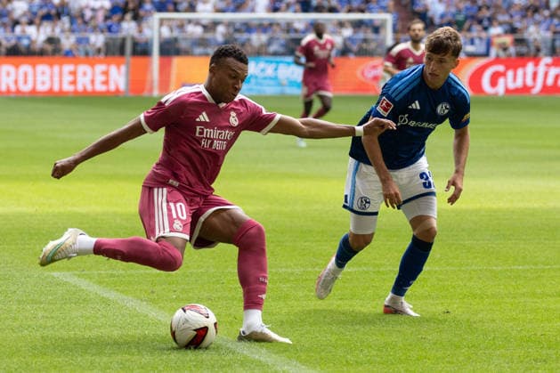 Gelsenkirchen, Germany, 16.08.26, Kylian Mbappe (Real Madrid) und Vitalie Becker (FC Schalke 04) im Zweikampf waehrend des Testspiels zwischen FC Schalke 04 - Real Madrid in der Veltins Arena in Gelsenkirchen. (Photo by Joachim Bywaletz) DFB DFL REGULATIONS PROHIBIT ANY USE OF PHOTOGRAPHS AS IMAGE SEQUENCES AND OR QUASI-VIDEO. *** Gelsenkirchen, Germany, August 16, 2026, Kylian Mbappé of Real Madrid and Vitalie Becker of FC Schalke 04 in a duel during the friendly match between FC Schalke 04 and Real Madrid at the Veltins Arena in Gelsenkirchen. Photo by Joachim Bywaletz. DFB and DFL regulations prohibit any use of photographs as IMAGE SEQUENCES AND OR QUASI-VIDEO Copyright: JoachimxBywaletz xJB-Sportfoto