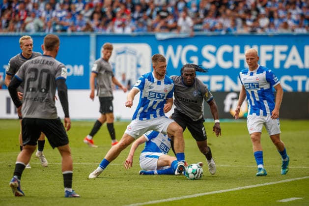 links Jonas Dirkner (Rostock) gegen Darnell Keumo (Waldhof) ; GER, FC Hansa Rostock vs. SV Waldhof Mannheim, Fußball, Männer, 3.Liga, 02.Spieltag, Spielzeit 2026 2027, 16.08.2026 Rostock Ostseestadion Mecklenburg - Vorpommern Deutschland *** Left: Jonas Dirkner (Rostock) vs. Darnell Keumo (Waldhof), GER; FC Hansa Rostock vs. SV Waldhof Mannheim; Soccer; Men; 3rd Division; Matchday 2; 2026–2027 Season; August 16, 2026, Rostock Ostseestadion, Mecklenburg-Western Pomerania, Germany