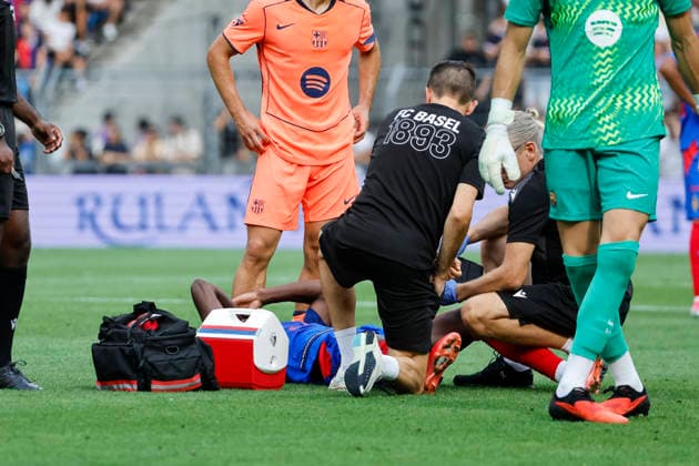 Metinho (FC Basel, 05) verletzt am Boden , Schweiz, Fussball, Testspiel, 2026 2027, FC Basel vs. FC Barcelona, Barca 16.08.2026, Basel Sankt Jakob Park Schweiz *** Metinho FC Basel, No. 5 injured on the ground, Switzerland, soccer, friendly match, 2026–2027, FC Basel vs. FC Barcelona, August 16, 2026, Basel, St. Jakob Park, Switzerland Copyright: xGrantxHubbsx