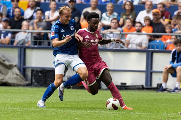 Gelsenkirchen, Germany, 16.08.26, Timo Becker (FC Schalke 04) und Vinicius Junior (Real Madrid) im Zweikampf waehrend des Testspiels zwischen FC Schalke 04 - Real Madrid in der Veltins Arena in Gelsenkirchen. (Photo by Joachim Bywaletz) DFB DFL REGULATIONS PROHIBIT ANY USE OF PHOTOGRAPHS AS IMAGE SEQUENCES AND OR QUASI-VIDEO. *** Gelsenkirchen, Germany, August 16, 2026, Timo Becker of FC Schalke 04 and Vinicius Junior of Real Madrid in a duel during the friendly match between FC Schalke 04 and Real Madrid at the Veltins Arena in Gelsenkirchen. Photo by Joachim Bywaletz. DFB and DFL regulations prohibit any use of photographs as IMAGE SEQUENCES AND OR QUASI-VIDEO Copyright: JoachimxBywaletz xJB-Sportfoto
