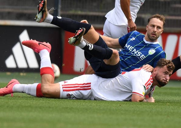 16.08.2026, xophax, Fussball Regionalliga West. 1.FC Koeln, Franz Kremer Stadion : 1.FC Köln II gegen FC Gütersloh. Luis Stapelmann ( 1.FC Köln ) am Boden und Julius Langfeld , oben ( FC Gütersloh ) Koeln *** August 16, 2026, xophax, Regional League West 1 Soccer: 1. FC Köln, Franz Kremer Stadium—1. FC Köln II vs. FC Gütersloh; Luis Stapelmann (1. FC Köln, on the ground) and Julius Langfeld (FC Gütersloh, above); Cologne