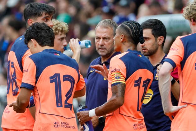 Hansi Flick FC Barcelona, Barca Trainer) im Dialog, im Gespräch, im Austausch, in Kommunikation mit seinen Spielern , Schweiz, Fussball, Testspiel, 2026 2027, FC Basel vs. FC Barcelona, 16.08.2026, Basel Sankt Jakob Park Schweiz *** Hansi Flick, FC Barcelona, coach engaging in dialogue, conversation, and communication with his players, Switzerland, soccer, friendly match, 2026–2027, FC Basel vs. FC Barcelona, August 16, 2026, St. Jakob Park, Basel, Switzerland Copyright: xGrantxHubbsx