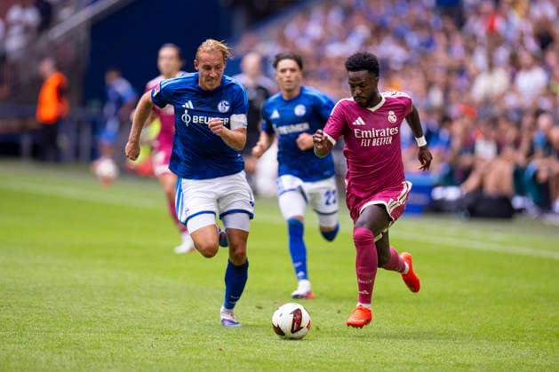 15.08.2026, Fussball, Testspiel FC Schalke 04 - Real Madrid CF. v. l. Timo Becker (FC Schalke 04), Vinicius Junior (Real Madrid CF). Gelsenkirchen Veltins Arena NRW Deutschland xRHR-FOTO DEx *** August 15, 2026, Soccer, Friendly Match: FC Schalke 04 vs. Real Madrid CF; Timo Becker (FC Schalke 04), Vinicius Junior (Real Madrid CF); Gelsenkirchen, Veltins Arena, North Rhine-Westphalia, Germany; xRHR; PHOTO: DEx Copyright: DennisxEwert RHR-FOTOx RHR-FOTO DE