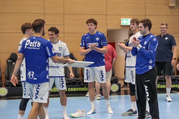 16.08.2026 ,xgox, Handball - Wartburg Cup ThSV Eisenach - TBV Lemgo-Lippe emspor, v.l. Tim Suton (Lemgo, 23) nimmt die Urkunde für den 3.Platz in Empfang Eisenach *** August 16, 2026, xgox, Handball Wartburg Cup: ThSV Eisenach vs. TBV Lemgo Lippe emspor; from left: Tim Suton (Lemgo), 23, accepts the certificate for third place in Eisenach