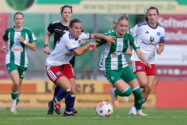 v.li.: Leila Peneau (Hamburger SV, 15) und Marie Gmeineder (SV Werder Bremen, 6) im Zweikampf, Duell, Dynamik, Aktion, Action, Spielszene, 16.08.2026, Rotenburg (Wümme) (Deutschland), Fussball, Testspiel Frauen, SV Werder Bremen - Hamburger SV *** From left: Leila Peneau (Hamburger SV), 15, and Marie Gmeineder (SV Werder Bremen), 6, in a one-on-one battle, duel, dynamic play, action, game scene, August 16, 2026, Rotenburg Wümme, Germany, soccer, women’s friendly match, SV Werder Bremen vs. Hamburger SV xobx