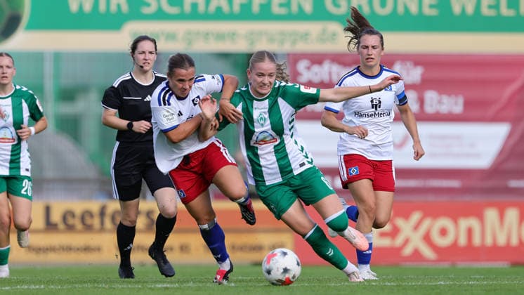 v.li.: Leila Peneau (Hamburger SV, 15) und Marie Gmeineder (SV Werder Bremen, 6) im Zweikampf, Duell, Dynamik, Aktion, Action, Spielszene, 16.08.2026, Rotenburg (Wümme) (Deutschland), Fussball, Testspiel Frauen, SV Werder Bremen - Hamburger SV *** From left: Leila Peneau (Hamburger SV), 15, and Marie Gmeineder (SV Werder Bremen), 6, in a one-on-one battle, duel, dynamic play, action, game scene, August 16, 2026, Rotenburg Wümme, Germany, soccer, women’s friendly match, SV Werder Bremen vs. Hamburger SV xobx