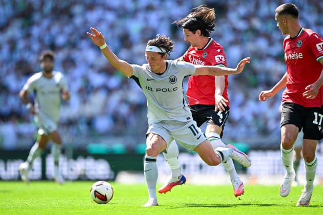 2. Bundesliga - Hannover 96 - VfL Wolfsburg am 16.08.2026 in der HDI Arena in Hannover Jean Hugonet (Hannover) im Zweikampf gegen Fabian Reese (Wolfsburg) *** 2. Bundesliga: Hannover 96 vs. VfL Wolfsburg on August 16, 2026, at the HDI Arena in Hannover; Jean Hugonet of Hannover in a tackle against Fabian Reese of Wolfsburg MT