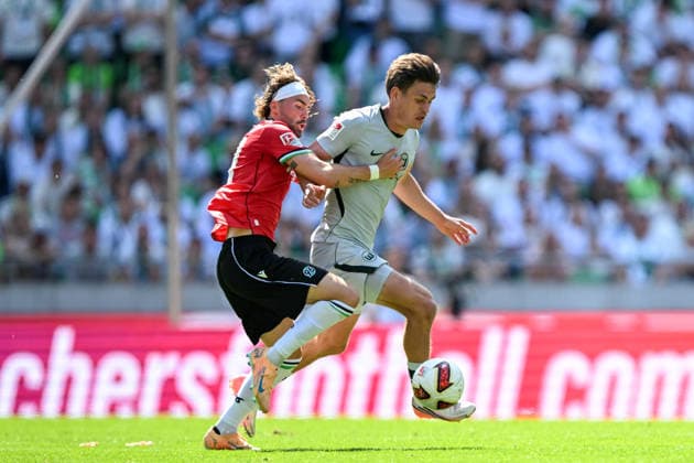 2. Bundesliga - Hannover 96 - VfL Wolfsburg am 16.08.2026 in der HDI Arena in Hannover Kolja Oudenne (Hannover) im Zweikampf gegen Joakim Mahle (Wolfsburg). *** 2. Bundesliga: Hannover 96 vs. VfL Wolfsburg on August 16, 2026, at the HDI Arena in Hannover; Kolja Oudenne of Hannover in a tackle against Joakim Mahle of Wolfsburg MT
