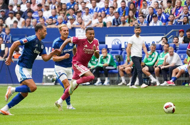 Deutschland: Fussball Testspiel Vereine 2026 2027, Freundschaftsspiel FC Schalke Real Madrid VELTINS-Arena (Gelsenkirchen): im Zweikampf Kylian MbappÃ Kylian Mbappe (Real Madrid, 10) *** Germany Soccer Friendly Matches 2026 2027, Friendly Match: FC Schalke vs. Real Madrid at VELTINS Arena in Gelsenkirchen—Kylian Mbappé vs. Real Madrid, 10 Copyright: xAymanxAlahmedx