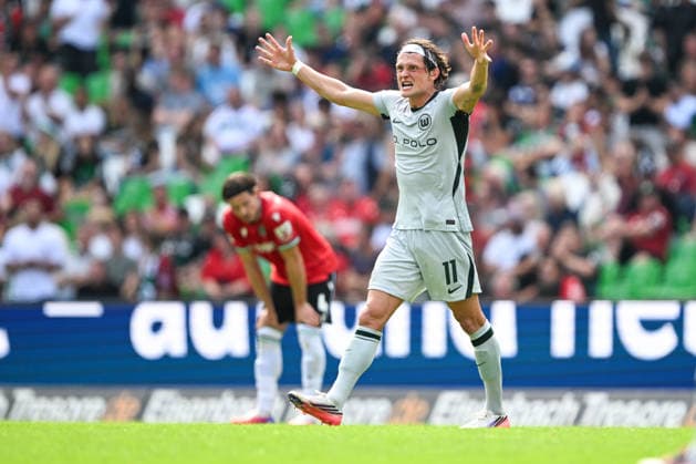 2. Bundesliga - Hannover 96 - VfL Wolfsburg am 16.08.2026 in der HDI Arena in Hannover Jubel, Torjubel, Torschuetze, Torschütze Fabian Reese (Wolfsburg) junelt nach dem Sieg. *** 2. Bundesliga: Hannover 96 vs. VfL Wolfsburg on August 16, 2026, at the HDI Arena in Hannover—celebrations, goal celebrations, goal scorers, goal scorer Fabian Reese; Wolfsburg celebrates after the victory MT