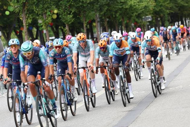 Ein dichtes Fahrerfeld passiert die baumgesäumte Strecke am Rathausmarkt Hamburg bei der EuroEyes Cyclassics. Zahlreiche Teams sind im Bild vertreten, darunter Fahrer in den Trikots von INEOS Grenadiers, Bahrain Victorious, Bora-hansgrohe und NTT Pro Cycling. Großes Peloton bei der EuroEyes Cyclassics in Hamburg *** A dense pack of riders passes along the tree-lined route at Hamburg’s Rathausmarkt during the EuroEyes Cyclassics. Numerous teams are represented in the photo, including riders in the jerseys of INEOS Grenadiers, Bahrain Victorious, Bora hansgrohe, and NTT Pro Cycling. A large peloton at the EuroEyes Cyclassics in Hamburg Copyright: xspeedshotx xSarahxWolfx