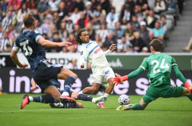 Sport Bilder des Tages Diego Moreira of Strasbourg sees his shot saved by Ewen Jaouen goalkeeper for Newcastle United Newcastle United v Strasbourg, Pre Season Friendly, Football, St James Park, Newcastle, UK - 16 Aug 2026Newcastle St James Park United Kingdom EDITORIAL USE ONLY No use with unauthorised audio, video, data, fixture lists, club league logos or live services. Online in-match use limited to 120 images, no video emulation. No use in betting, games or single club league player publications.  Copyright: xRichardxLee Shutterstockx 17070161l