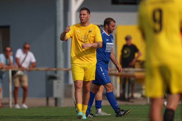 Niklas Suele (SV Tiefenbach, 22) Lob für die Mitspieler, Daumen hoch, SV Tiefenbach vs. SG Kirchardt, Fussball, bfv - Kreisliga Sinsheim, 1. Spieltag, 2026 2027, 16.08.2026, SV Tiefenbach vs. SG Kirchardt, Fussball, bfv - Kreisliga Sinsheim, 1. Spieltag, 2026 2027, 16.08.2026 Östringen *** Niklas Suele, SV Tiefenbach, 22 Praise for his teammates, Thumbs up, SV Tiefenbach vs. SG Kirchardt, Soccer, bfv Sinsheim District League, Matchday 1, 2026–2027, August 16, 2026, SV Tiefenbach vs. SG Kirchardt, soccer, bfv Sinsheim District League, Matchday 1, 2026–2027, August 16, 2026, Östringen Copyright: xEibner-Pressefoto VornamexNachnax EP_JPA