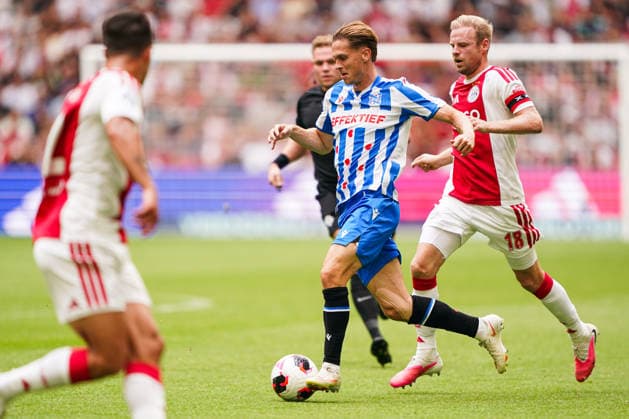 2026-08-16 AFC Ajax v sc Heerenveen - Dutch Vrienden Loterij Eredivsie AMSTERDAM, NETHERLANDS - AUGUST 16: Ringo Meerveld of sc Heerenveen battles for possession with Davy Klaassen of AFC Ajax during a Dutch Vrienden Loterij Eredivsie at Johan Cruijff ArenA on August 16, 2026 in Amsterdam, Netherlands. Amsterdam Johan Cruijff ArenA Netherlands Content not available for redistribution in The Netherlands directly or indirectly through any third parties. Copyright: xAndrexWeeningx