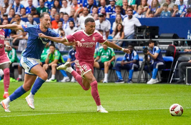 Deutschland: Fussball Testspiel Vereine 2026 2027, Freundschaftsspiel FC Schalke Real Madrid VELTINS-Arena (Gelsenkirchen): im Zweikampf Kylian MbappÃ Kylian Mbappe (Real Madrid, 10) *** Germany Soccer Friendly Matches 2026 2027, Friendly Match: FC Schalke vs. Real Madrid at VELTINS Arena in Gelsenkirchen—Kylian Mbappé vs. Real Madrid, 10 Copyright: xAymanxAlahmedx