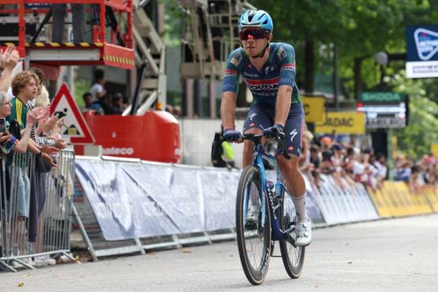Ein Fahrer von Soudal Quick-Step passiert die jubelnden Zuschauer am Streckenrand der EuroEyes Cyclassics in Hamburg. Der Athlet ist in voller Rennfahrt auf seinem Specialized-Rennrad zu sehen. Soudal Quick-Step Fahrer im Rennen bei den Cyclassics Hamburg *** A Soudal Quick Step rider passes the cheering spectators lining the course at the EuroEyes Cyclassics in Hamburg. The athlete can be seen in full racing mode on his Specialized road bike. Soudal Quick Step rider in action at the Cyclassics Hamburg Copyright: xspeedshotx xSarahxWolfx
