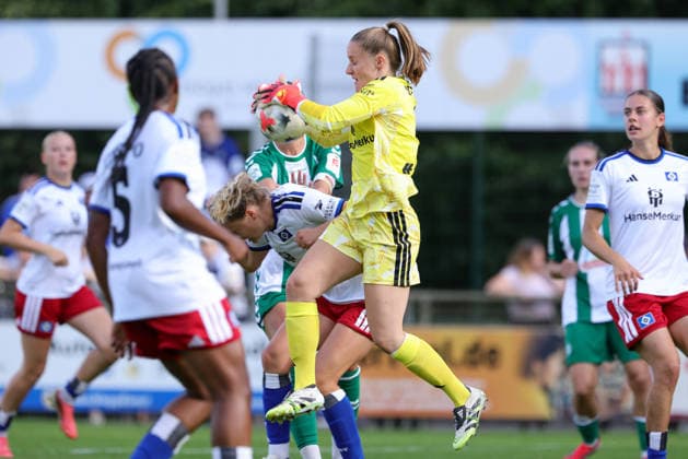 Laura Sieger (Torhüterin, Torwart, Hamburger SV, HSV, 1) pariert den Ball, Parade, Glanzparade, hält den Ball, Action, Aktion, 16.08.2026, Rotenburg (Wümme) (Deutschland), Fussball, Testspiel Frauen, SV Werder Bremen - Hamburger SV *** Laura Sieger, goalkeeper, Hamburger SV (HSV), 1, saves the ball, save, spectacular save, stops the ball, action, August 16, 2026, Rotenburg Wümme, Germany, soccer, women s friendly, SV Werder Bremen, Hamburger SV xobx