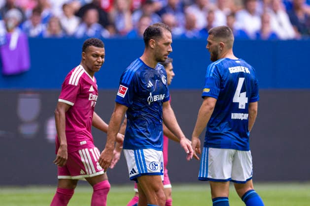 15.08.2026, Fussball, Testspiel FC Schalke 04 - Real Madrid CF. v. l. Kylian Mbappe (Real Madrid CF), Nikola Katic (FC Schalke 04) diskutieren. Gelsenkirchen Veltins Arena NRW Deutschland xRHR-FOTO DEx *** August 15, 2026, Soccer, Friendly Match: FC Schalke 04 vs. Real Madrid CF; Kylian Mbappé (Real Madrid CF) and Nikola Katic (FC Schalke 04) in discussion; Gelsenkirchen, Veltins Arena, North Rhine-Westphalia, Germany; xRHR; PHOTO: DEx Copyright: DennisxEwert RHR-FOTOx RHR-FOTO DE