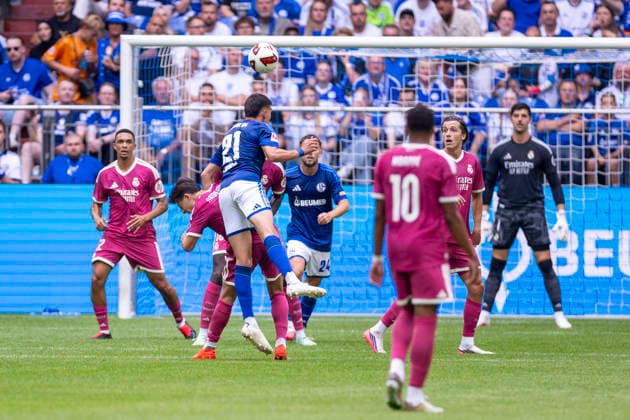 15.08.2026, Fussball, Testspiel FC Schalke 04 - Real Madrid CF. Dejan Ljubicic (FC Schalke 04) mit dem Kopfball aufs Tor. Gelsenkirchen Veltins Arena NRW Deutschland xRHR-FOTO DEx *** August 15, 2026, Soccer, Friendly Match: FC Schalke 04 vs. Real Madrid CF; Dejan Ljubicic; FC Schalke 04 heading toward the goal; Gelsenkirchen, Veltins Arena, North Rhine-Westphalia, Germany; xRHR PHOTO DEx Copyright: DennisxEwert RHR-FOTOx RHR-FOTO DE