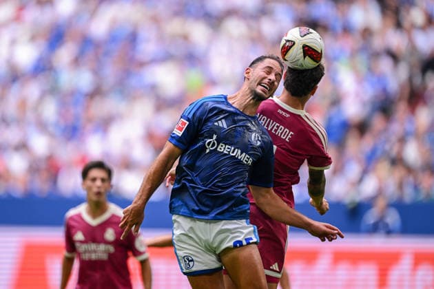 16.08.2026, Fussball, Saison 2026 2027, Testspiel, FC Schalke 04 - Real Madrid, Nikola Katic (FC Schalke 04), Federico Valverde (Real Madrid) xRHR-FOTO YYx *** August 16, 2026, Soccer, 2026–2027 Season, Friendly Match, FC Schalke 04 vs. Real Madrid, Nikola Katic (FC Schalke 04), Federico Valverde (Real Madrid) xRHR PHOTO YYx Copyright: KROEGER RHR-FOTOx RHR-FOTO YY