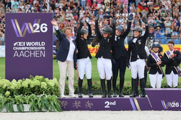 Siegerehrung 2. Platz Mannschaft, Deutschland mit (v.r) Michael Jung (Pferd fischerChipmunk FRH), Libussa Lübbeke (Pferd Caramia FRH), Julia Krajewski (Pferd Uelzeners Nickel), Malin Hansen-Hotopp (Pferd Carlitos Quidditch K) und Equipe-Chefin Dr. Annette Wyrwoll, Vielseitigkeit , FEI Eventing World Championship, WM, Weltmeisterschaft , DHL-Preis, Einzel Mannschaft, AACHEN - FEI World Championships 2026, Weltfest des Pferdesports, Reitsport Weltmeisterschaft 2026, Aachen 2026, Welcome Home 2026, Aachener Soers, 11. bis 23. August 2026, Reitsport, 16.08.2026, Aachen Aachener Soers Deutschland *** Awards Ceremony: 2nd Place Team, Germany (from left to right): Michael Jung on fischerChipmunk FRH, Libussa Lübbeke on Caramia FRH, Julia Krajewski on Uelzeners Nickel, Malin Hansen Hotopp on Carlitos Quidditch K, and team captain Dr. Annette Wyrwoll, Eventing, FEI Eventing World Championship, DHL Prize, Individual Team, Aachen FEI World Championships 2026, World Festival of Equestrian Sports, 2026 World Equestrian Games, Aachen 2026, Welcome Home 2026, Aachen Soers, August 11–23, 2026, Equestrian Sports, August 16, 2026, Aachen Soers, Germany