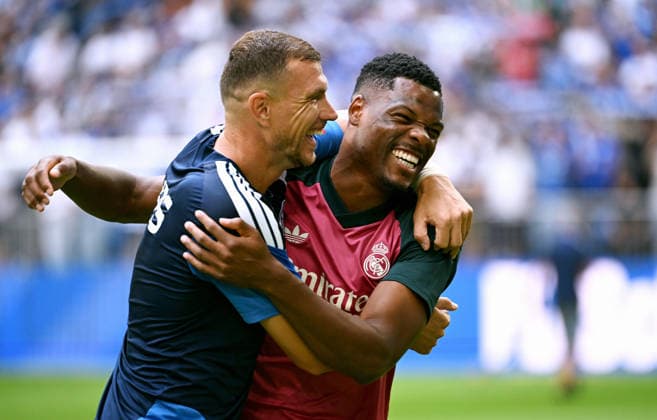 Sport Bilder des Tages Gelsenkirchen, Germany, 1. Bundesliga, Friendly Match, Veltins Arena Gelsenkirchen, FC Schalke 04 - Real Madrid; Edin Dzeko (S04), Denzel Dumfries (RMA). *** Gelsenkirchen, Germany, Bundesliga 1, Friendly Match, Veltins Arena Gelsenkirchen, FC Schalke 04 vs. Real Madrid, Edin Dzeko (S04), Denzel Dumfries (RMA)