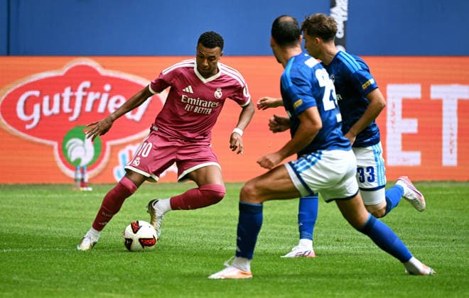 Gelsenkirchen, Germany, 1. Bundesliga, Friendly Match, Veltins Arena Gelsenkirchen, FC Schalke 04 - Real Madrid; Kylian Mbappe (RMA), Nikola Katic (S04), Vitalie Becker (S04). Action *** Gelsenkirchen, Germany, Bundesliga 1, Friendly Match, Veltins Arena Gelsenkirchen, FC Schalke 04 vs. Real Madrid, Kylian Mbappé (RMA), Nikola Katic (S04), Vitalie Becker (S04), Action