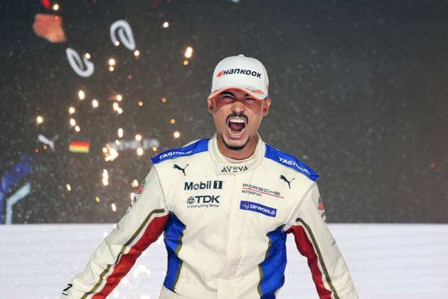 Weltmeister Pascal Wehrlein (GER) Porsche auf dem Podium, FIA Formel E Weltmeisterschaft, Saison 12, London E- Prix, 16.08.2026, Excel Exibition Centre, rennen 2 *** World Champion Pascal Wehrlein (GER) in a Porsche on the podium, FIA Formula E World Championship, Season 12, London E-Prix, August 16, 2026, Excel Exhibition Center, Race 2