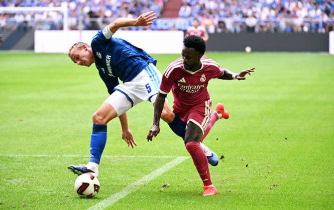 Gelsenkirchen, Germany, 1. Bundesliga, Friendly Match, Veltins Arena Gelsenkirchen, FC Schalke 04 - Real Madrid; Vinicius Junior (RMA), Timo Becker (S04). Action *** Gelsenkirchen, Germany, Bundesliga 1, Friendly Match, Veltins Arena Gelsenkirchen, FC Schalke 04 vs. Real Madrid, Vinicius Junior (RMA), Timo Becker (S04), Action