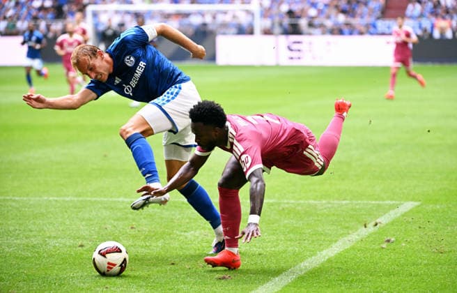 Gelsenkirchen, Germany, 1. Bundesliga, Friendly Match, Veltins Arena Gelsenkirchen, FC Schalke 04 - Real Madrid; Vinicius Junior (RMA), Timo Becker (S04). Action *** Gelsenkirchen, Germany, Bundesliga 1, Friendly Match, Veltins Arena Gelsenkirchen, FC Schalke 04 vs. Real Madrid, Vinicius Junior (RMA), Timo Becker (S04), Action