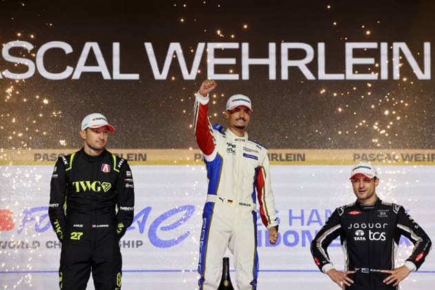 Jake Dennis (GBR) Zweiter, Weltmeister Pascal Wehrlein (GER) Porsche und Mitch Evans Dritter der Weltmeisterschaft auf dem Podium, FIA Formel E Weltmeisterschaft, Saison 12, London E- Prix, 16.08.2026, Excel Exibition Centre, rennen 2 *** Jake Dennis (GBR) in second place, World Champion Pascal Wehrlein (GER) in his Porsche, and Mitch Evans, third in the World Championship, on the podium, FIA Formula E World Championship, Season 12, London E-Prix, August 16, 2026, Excel Exhibition Center, Race 2