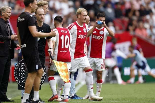 AMSTERDAM - (lr) Oscar Gloukh of AFC Ajax, Julian Brandt of AFC Ajax during the Dutch Eredivisie match between AFC Ajax and SC Heerenveen at the Johan Cruijff ArenA on 16 August 2026 in Amsterdam, the Netherlands. MAURICE VAN STEEN ANP Eredivisie 2026-2027 xVIxANPxSportx xMauricexvanxSteenxIVx 565624134 originalFilename: 565624134.jpg