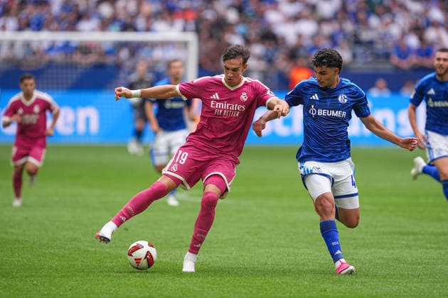 16.08.2026, xydrx, Herren, Fußball, Testspiel, FC Schalke 04 - Real Madrid, Saison 2026 2027, Veltins-Arena: Carlos Espi (Real Madrid, 19) im Zweikampf gegen Mertcan Ayhan (FC Schalke 04, 43) DFB regulations prohibit any use of photographs as image sequences and or quasi-video. *** August 16, 2026, xydrx, Men s, Soccer, Friendly Match, FC Schalke 04 vs. Real Madrid, 2026–2027 Season, Veltins Arena, Carlos Espi (Real Madrid), 19, in a tackle against Mertcan Ayhan (FC Schalke 04), 43. DFB regulations prohibit any use of photographs as image sequences and or quasi-video. Copyright: HMBxMedia YannisxDreimann