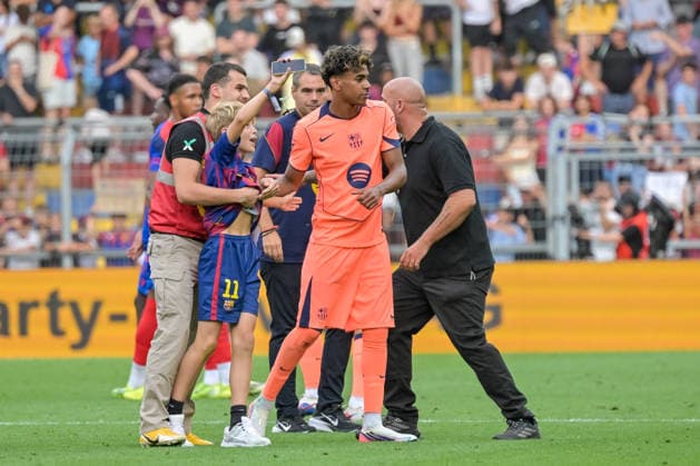 Ein junger Flitzer schaffte es aufs Spielfeld bis zu Lamine Yamal FC Barcelona, Barca 10) um ein Selfie zu machen. GER, FC Basel vs FC Barcelona, Fussball, Testspiel, Saison 2026 2027, 16.08.2026 GER, FC Basel vs FC Barcelona, Fussball, Testspiel, Saison 2026 2027, 16.08.2026 Basel *** A young fan ran onto the field to get a selfie with Lamine Yamal of FC Barcelona, 10 GER, FC Basel vs. FC Barcelona, soccer, friendly match, 2026–2027 season, August 16, 2026 GER, FC Basel vs. FC Barcelona, soccer, friendly match, 2026–2027 season, August 16, 2026 Basel Copyright: xEibner-Pressefotox EP_THS