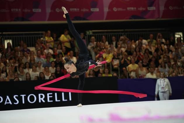 Mariia Borisova führt eine Bandübung mit einem roten Band in einer extremen Rückbeuge mit senkrecht gestrecktem Bein aus. Im Hintergrund verfolgt ein volles Publikum die Weltmeisterschaft der rhythmischen Sportgymnastik 2026 in Frankfurt am Main. Mariia Borisova bei Bandübung in der Festhalle Frankfurt *** Mariia Borisova performs a ribbon routine in an extreme backbend with her leg extended vertically. In the background, a packed audience watches the 2026 Rhythmic Gymnastics World Championships in Frankfurt am Main. Mariia Borisova performs her ribbon routine at the Festhalle Frankfurt. Copyright: xspeedshotx