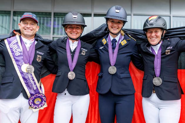 AACHEN - FEI World Championships 2026, AACHEN - FEI World Championships 2026 JUNG Michael (GER), KRAJEWSKI Julia (GER), LÜBBEKE Libussa (GER), HANSEN-HOTOPP Malin (GER) Impression Medaille FEI Eventing World Championship, WM, Weltmeisterschaft Jumping Final Team & Individual Aachen, Reitstadion Soers 16. August 2026 - *** AACHEN FEI World Championships 2026, AACHEN FEI World Championships 2026 JUNG Michael GER, KRAJEWSKI Julia GER, LÜBBEKE Libussa GER, Malin HANSEN HOTOPP GER Commemorative Medal from the FEI Eventing World Championship Jumping Final (Team and Individual) in Aachen, Reitstadion Soers, August 16, 2026
