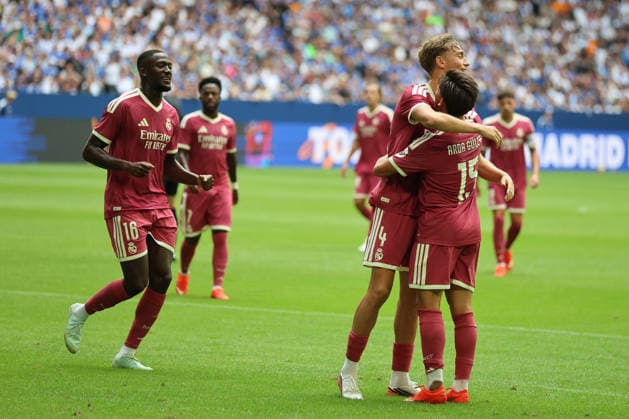 Die Spieler von Real Madrid freuensich über das Tor zum 0:2 durch Dean Huijsen (Real Madrid) beim Testspiel zwischen dem FC Schalke 04 und Real Madrid CF - Copyright: Thomas Pakusch *** The Real Madrid players celebrate Dean Huijsen s goal to make it 0–2 during the friendly match between FC Schalke 04 and Real Madrid CF. Copyright Thomas Pakusch