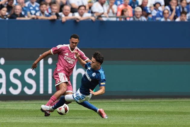 Trent Alexander-Arnold (Real Madrid) und Soufiane El-Faouzi (FC Schalke 04) beim Testspiel zwischen dem FC Schalke 04 und Real Madrid CF - Copyright: Thomas Pakusch *** Trent Alexander-Arnold of Real Madrid and Soufiane El Faouzi of FC Schalke 04 during the friendly match between FC Schalke 04 and Real Madrid CF. Copyright Thomas Pakusch