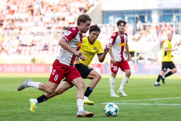 16.08.2026, Fussball, GER, Saison, 3.Liga, Saision 2026 2027, 02. Spieltag, SSV Jahn Regensburg - 1.FC Saarbrücken David Philipp (SSV Jahn Regensburg) gegen Seungjoon Lee (Saarbrücken) DFL REGULATIONS PROHIBIT ANY USE OF PHOTOGRAPHS AS IMAGE SEQUENCES AND OR QUASI-VIDEO. *** August 16, 2026, Soccer, GER, Season, 3rd Division, 2026–2027 Season, Matchday 2, SSV Jahn Regensburg vs. 1. FC Saarbrücken: David Philipp (SSV Jahn Regensburg) vs. Seungjoon Lee (Saarbrücken). DFL regulations prohibit any use of photographs as image sequences and or quasi-video.