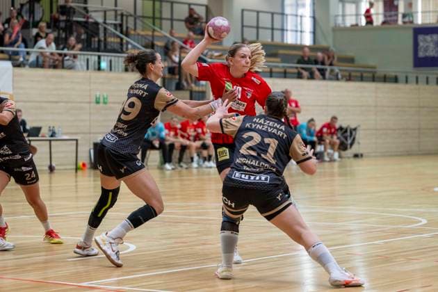 Handball Bundesliga Frauen, Saison 2026 2027 SV Union Halle-Neustadt vs.Hazena Kynzvart Testspiel Halle, Deutschland 16.August 2026: Im Bild:v.li.Tauani Martins Schneider (Hazena Kynzvart), Viktoria Marksteiner (Halle) und Tereza Michalcova (Hazena Kynzvart) Halle Saale SWH Arena Sachsen-Anhalt Deutschland *** Women s Handball Bundesliga, 2026–2027 Season: SV Union Halle Neustadt vs. Hazena Kynzvart, Friendly Match, Halle, Germany, August 16, 2026. Pictured from left: Tauani Martins Schneider (Hazena Kynzvart), Viktoria Marksteiner (Halle) and Tereza Michalcova (Hazena Kynzvart), Halle an der Saale, SWH Arena, Saxony-Anhalt, Germany