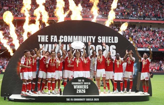 Sport Bilder des Tages FA Community Shield - Arsenal v Manchester City CARDIFF, WALES, AUGUST 16: Martin Odegaard of Arsenal holds aloft the FA Community Shield with his team mates in celebration after winning the 2026 FA Community Shield during the FA Community Shield match between Arsenal v Manchester City at Principality Stadium, Cardiff on 16 August. (Photo by Daniel Weir) Cardiff Principality Stadium United Kingdom Copyright: xDanielxWeir SportsxPressxPhotox Sportspressphoto_SPR208889
