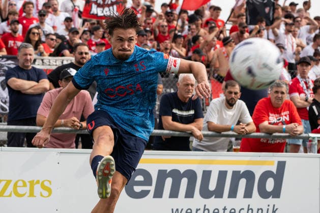 KERZERS, FRIBOURG, SWITZERLAND - AUGUST 16: Benjamin Kololli, captain of FC Sion, crosses the ball during the Swiss Cup first round match between FC Kerzers and FC Sion at Stadion Erli on August 16, 2026 in Kerzers, Fribourg, Switzerland.  Copyright: xLivioxBaeriswylx xSPPx Sportspressphoto_SPR208913